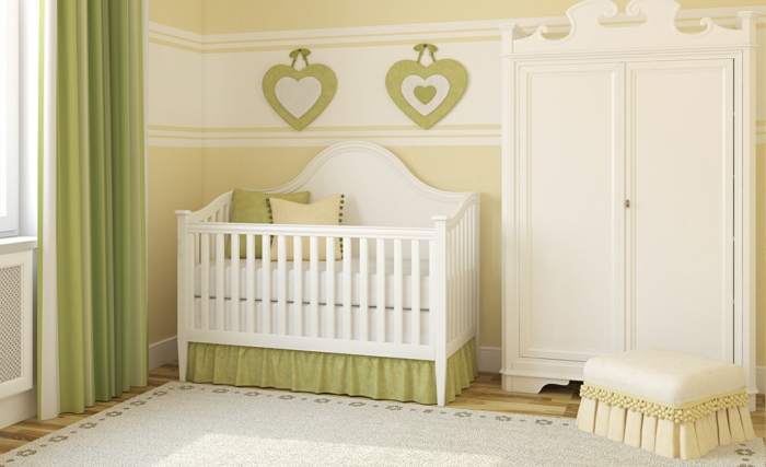 kinderzimmer einrichten babybett weiß grüne wandfarbe vorhänge kleiderschrank 