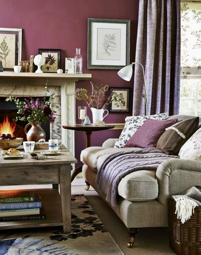 landhausstil wohnzimmer lila wandgestaltung kamin teppichmuster gardinen