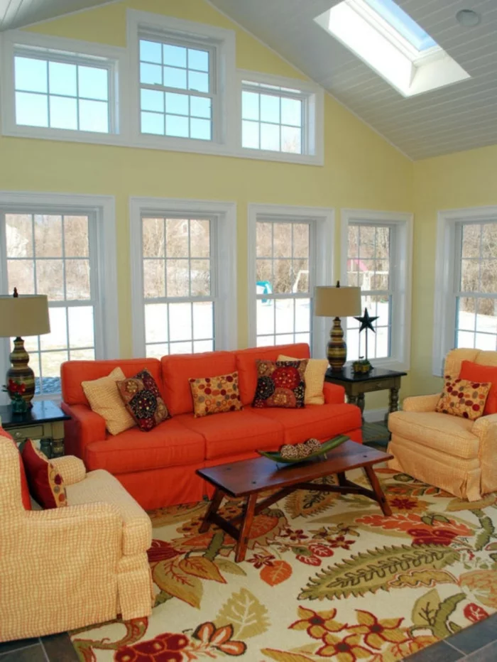landhausstil wohnzimmer oranges landhaussofa farbiger teppich