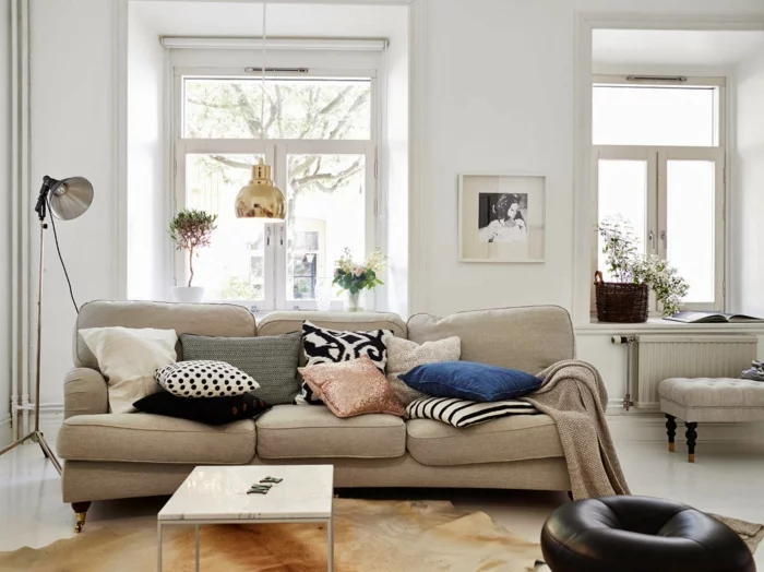 landhausstil wohnzimmer schwedischer stil landhaussofa fellteppich