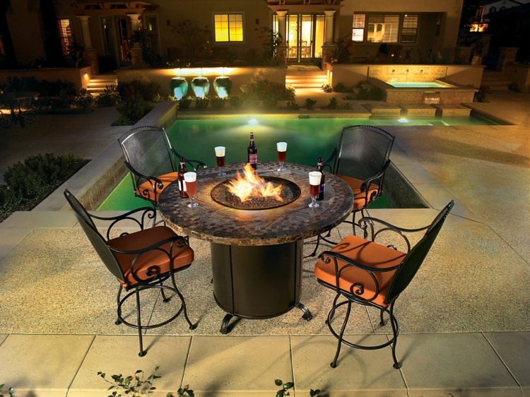 Mit einem Outdoor Gaskamin lässt sich der Sommer beliebig verlängern