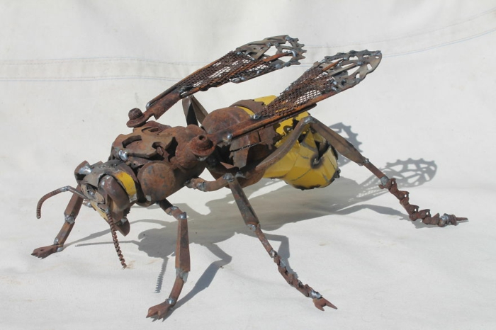 recycling basteln metall insektenfigur kunst hornisse