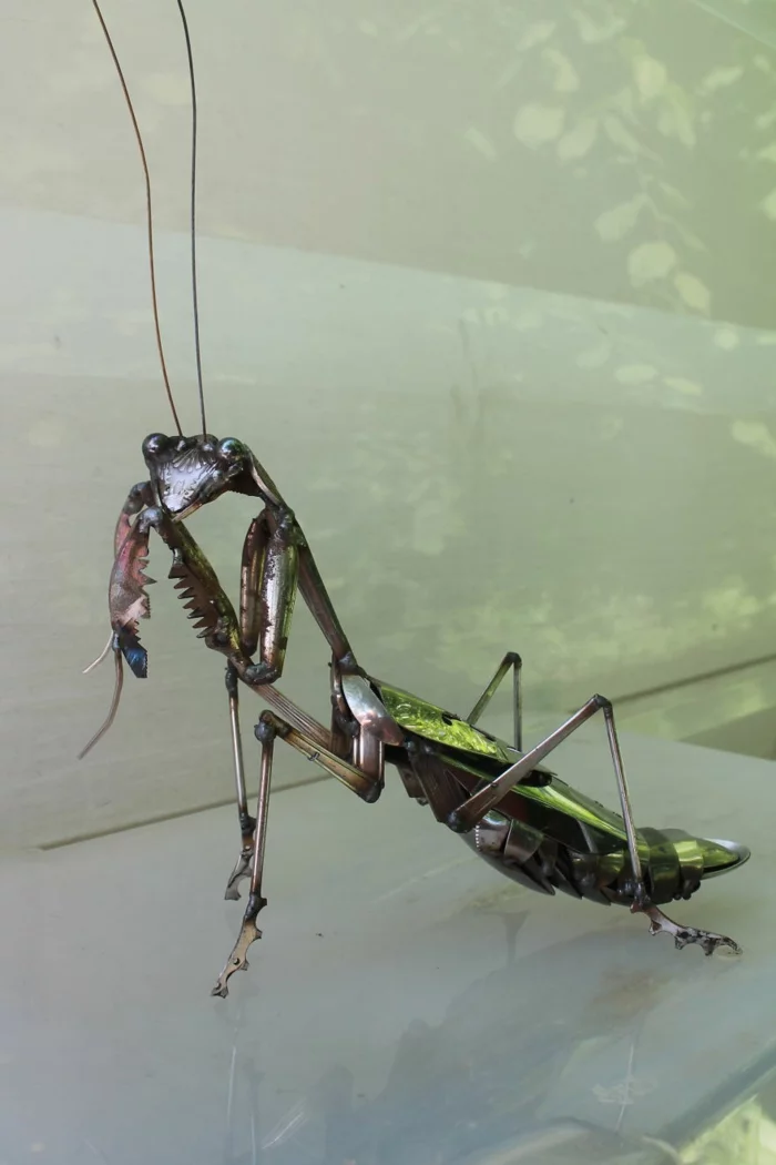 recycling basteln metallfigur insekten gottesanbetering moderne kunst