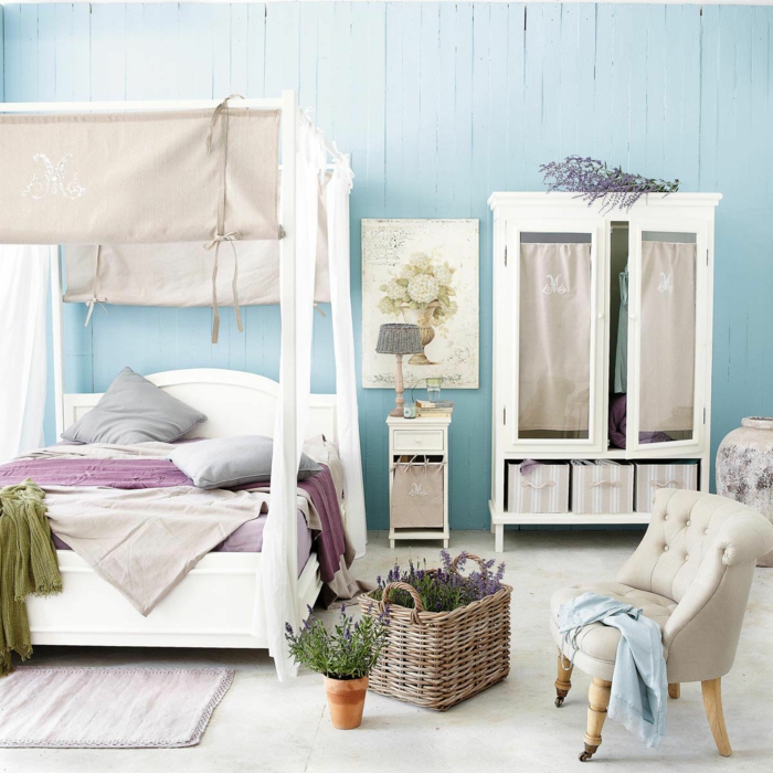schlafzimmer idee lila gardinen baldachin weißes bettgestell provence stil lavendel