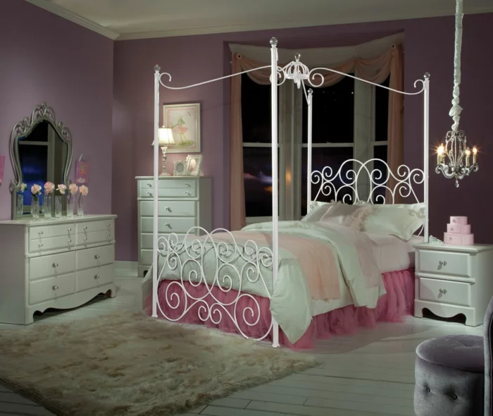 schlafzimmer ideen baldachin betthimmel metallbett weiß wandfarbe lila fellteppich