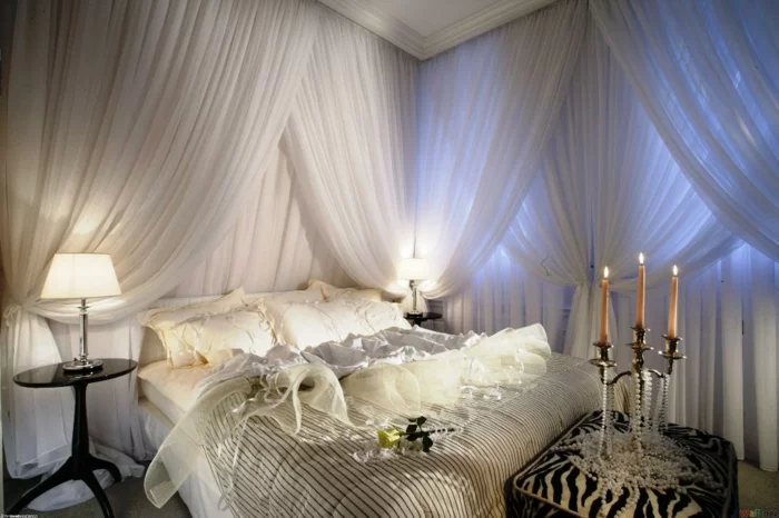 schlafzimmer ideen baldachin romantisch betthimmel weiß kerzenständer perlen zebra hocker