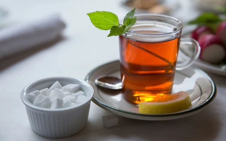 schwarzer Tee gesund Tee mit Zucker trinken