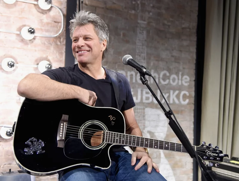 sexy Hollywood Stars John Bon Jovi mit der Gitarre jugendhaft freundlich lebensfroh 