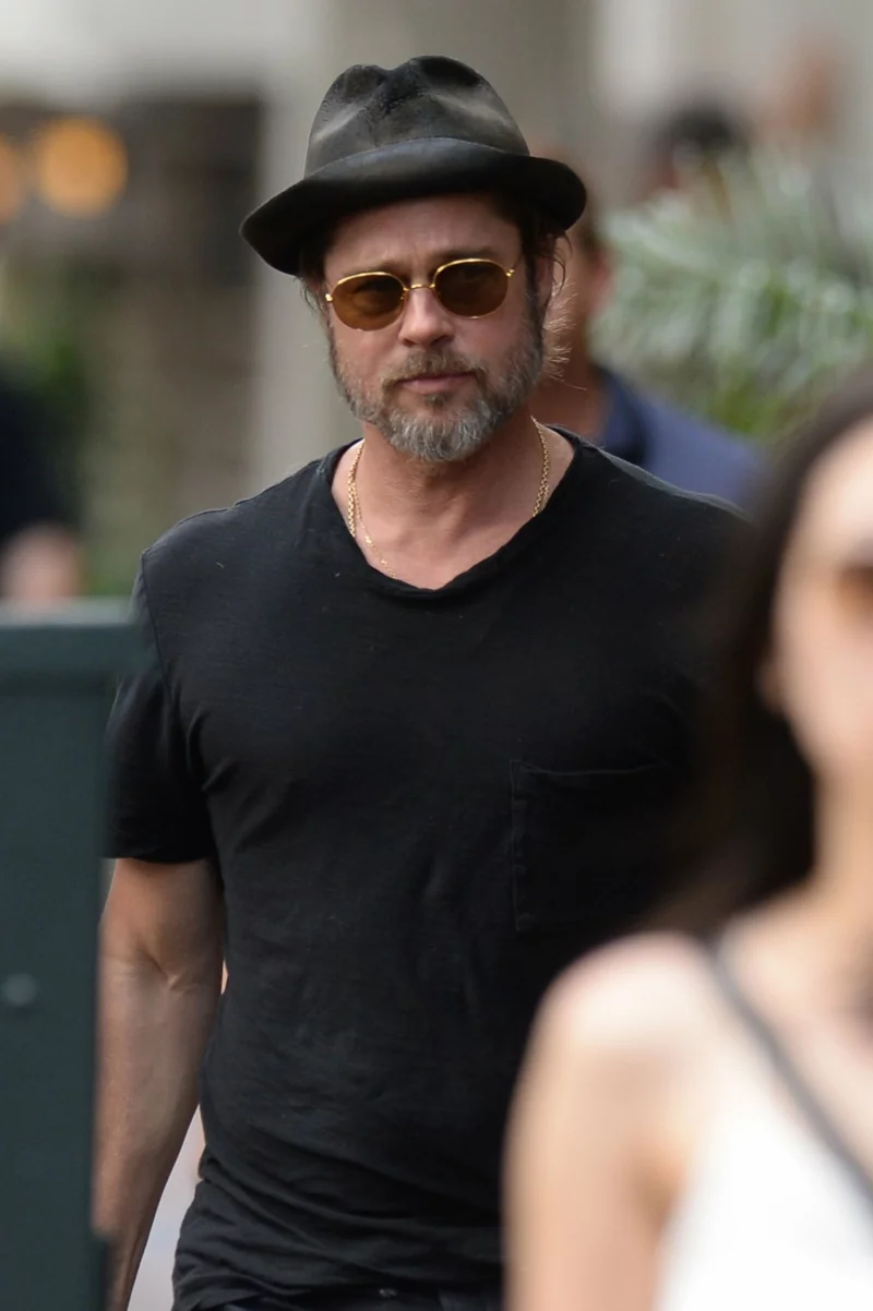 sexy Schauspieler Hollywood Stars Brad Pitt mit Bart und im lässigen Street Look 
