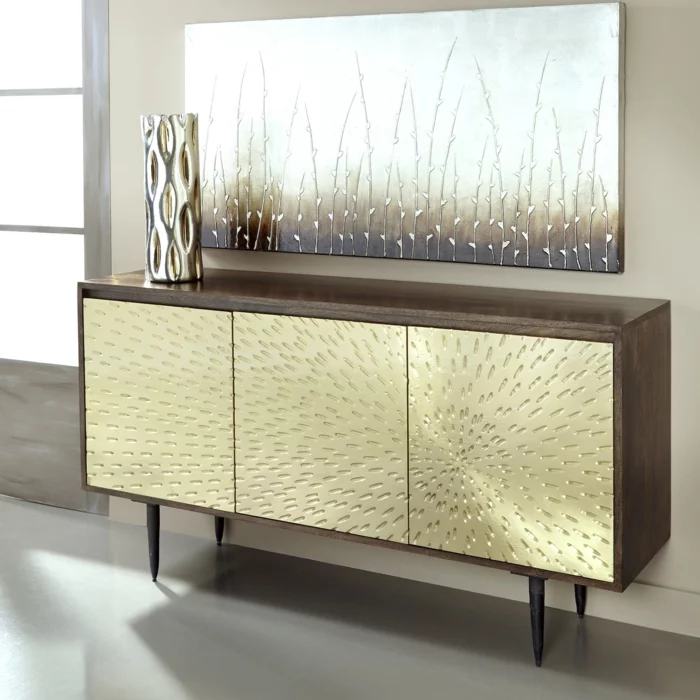 Designer Sideboard in Gold minimalistisch dekoriert mit metallener Vase