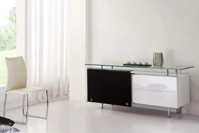 modernes Sideboard in Schwarz und Weiß mit Glasplatte im minimalistischen Stil 