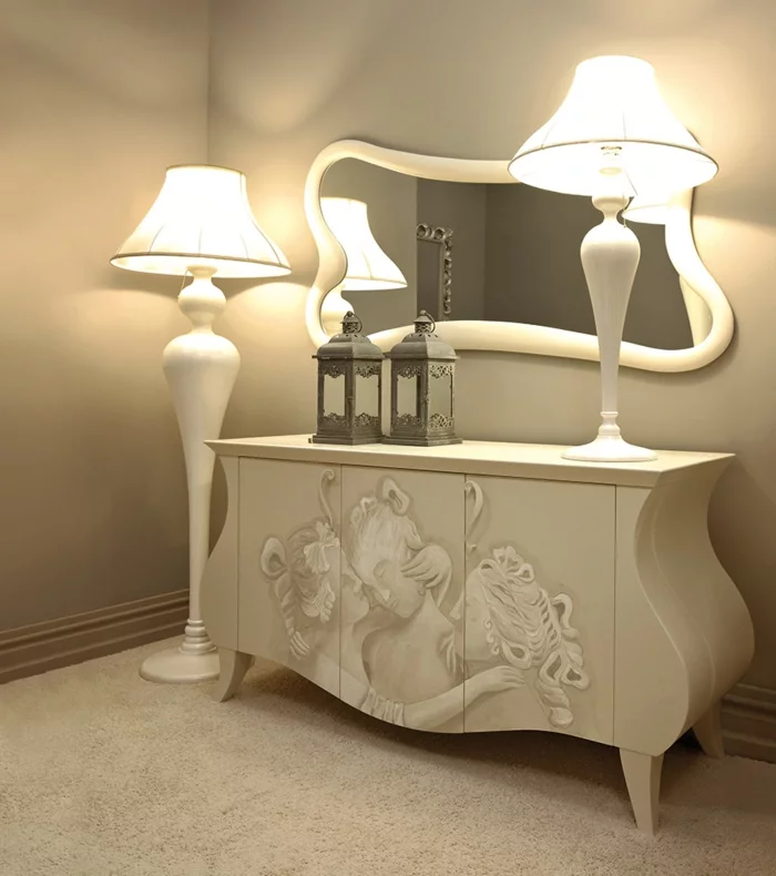 Sideboard dekorieren im klassischen Stil mit Stehlampe und Laternen