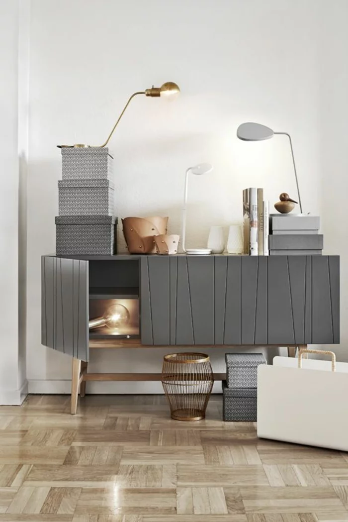modernes, graues Sideboard dekorieren mit Tischleuchten, Vasen, Aufbewahrungsboxen und Büchern 