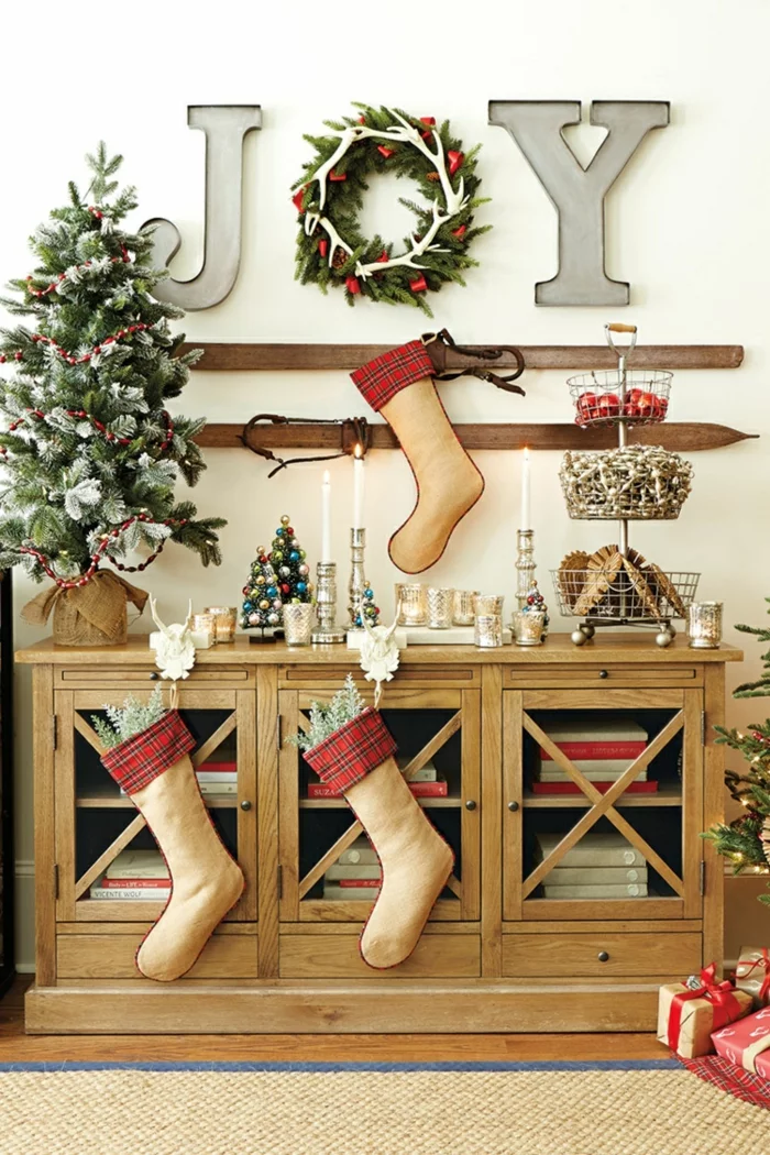 Sideboard dekorieren mit Weihnachtsstrümpfen und Weihnachtsdeko