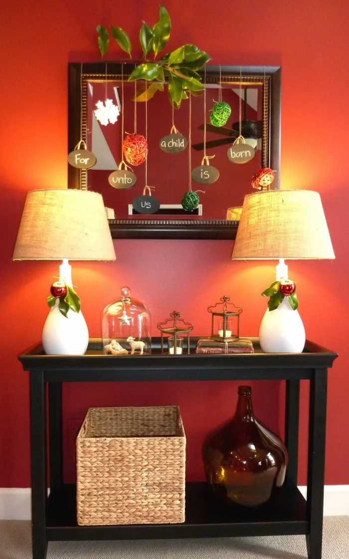 kleine einfache Kommode mit zwei großen Tischlampen weihnachtlich dekoriert 