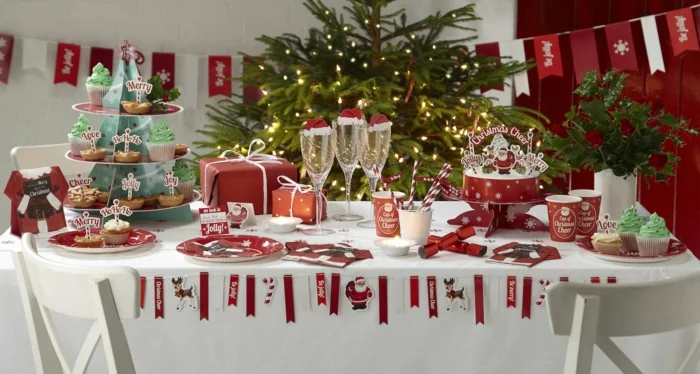 traditionelle Tischdeko zu Weihnachten Weihnachtsbaum schön gedeckter Tisch