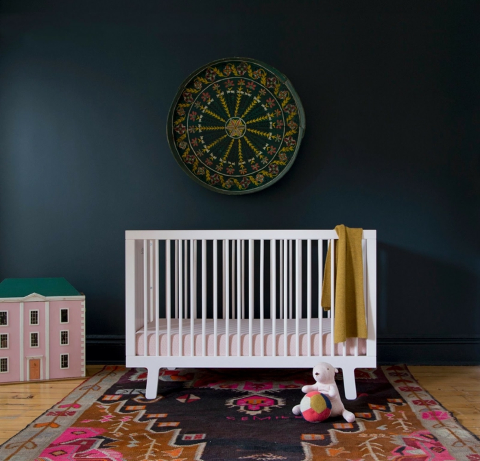 wanfarben ideen dunkle wandfarbe babyzimmer wandgestaltung farbiger teppich babygitterweiß