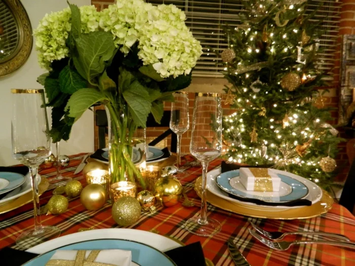 weihnachtliche Tischdeko Ideen goldene Weihnachtskugeln Chrysanthemen in Vase