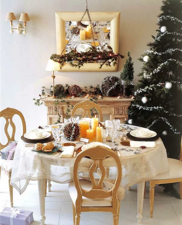 weihnachtliche Tischdeko Ideen in Gold gelbe Kerzen Tannenbaum