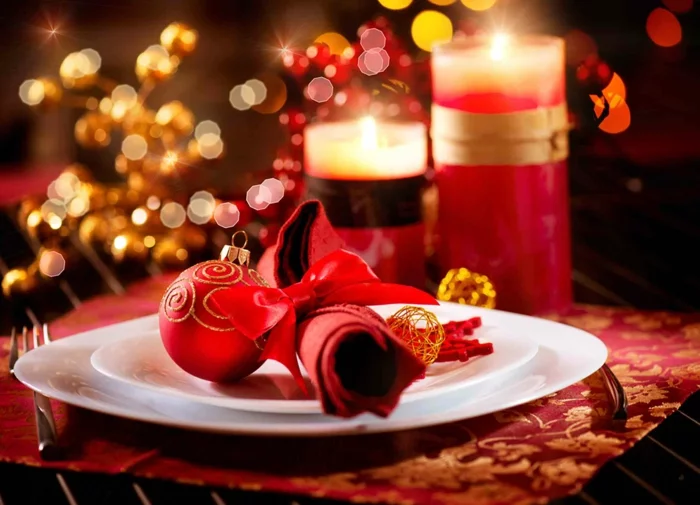weihnachtliche Tischdeko Ideen rote Kerzen Servietten weißes Geschirr