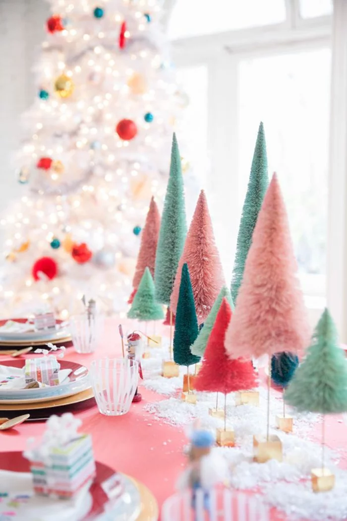 weihnachtliche Tischdeko in niedlichen Pastellfarben Tannenbäume
