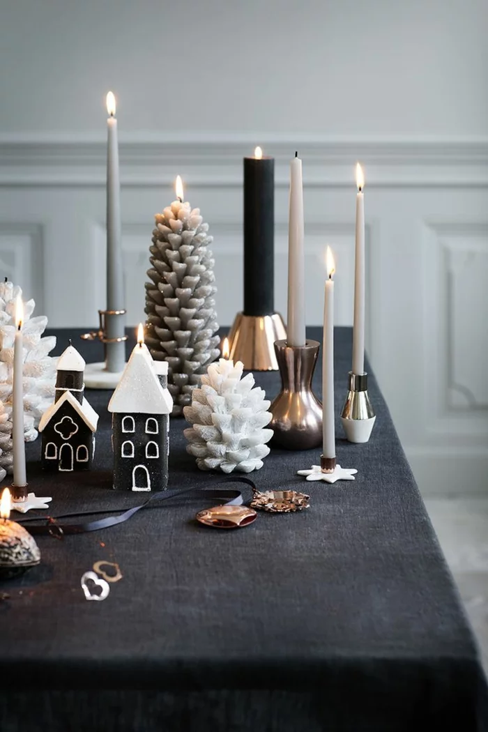 weihnachtliche Tischdeko Ideen mit Kerzen in Weiß und Grau schwarze Tischdecke