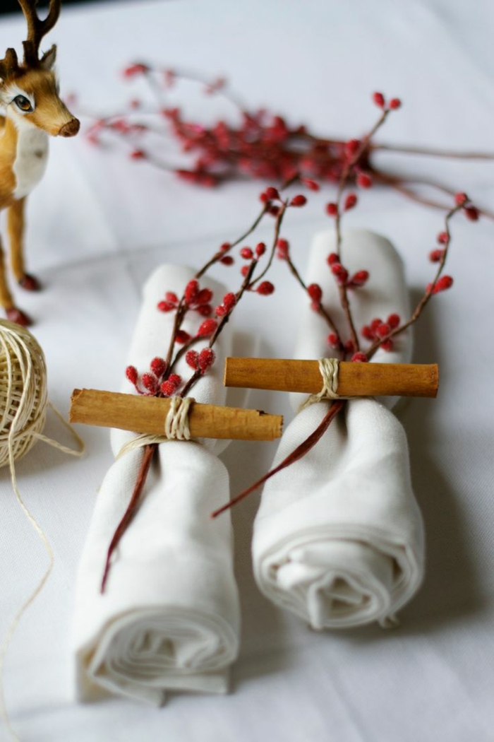 weihnachtliche Tischdeko Ideen rote Beeren Serviettenringe selber machen