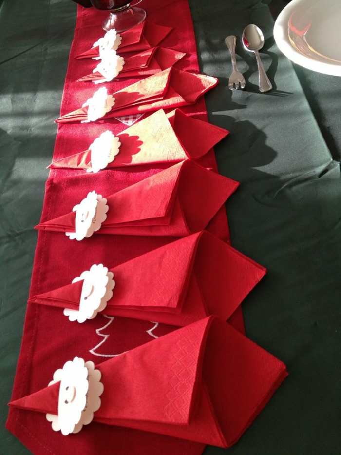 weihnachtliche Tischdeko Ideen rote Servietten falten Nikolaus basteln