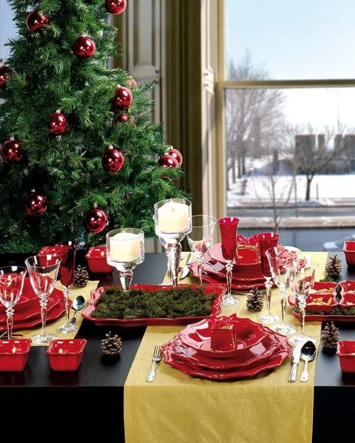 weihnachtliche Tischdeko Ideen rotes Geschirr Tannenbaum