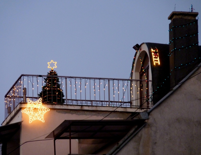 weihnachtsdekoration  weihnachtsschmuck lichterkette blumentoepfe weihnachtsstern balkon
