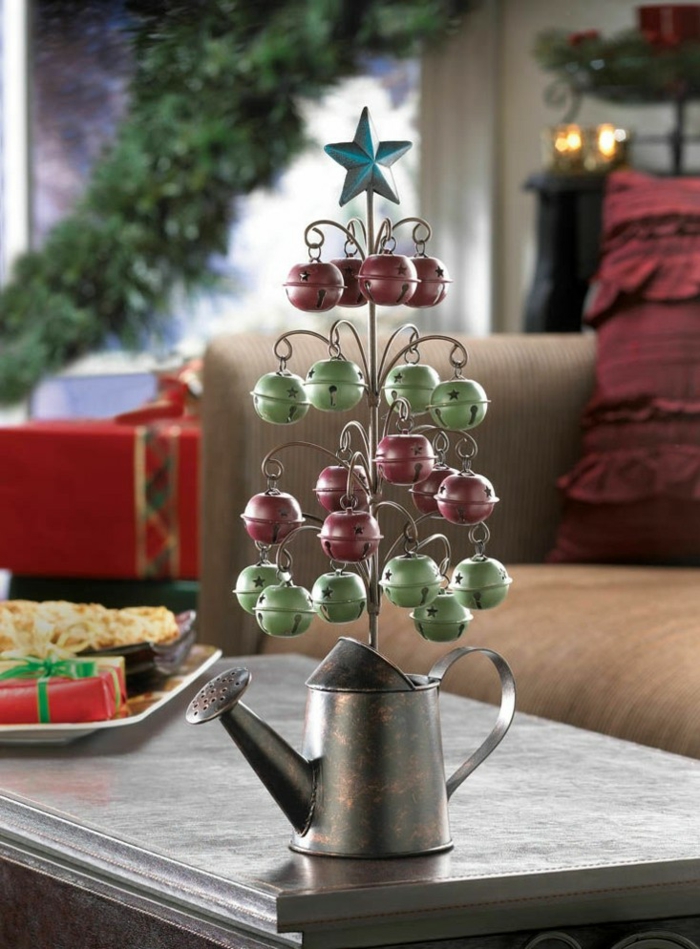 weihnachtsdekoration ideen christbaum selber basteln metallglocken gießkanne upcycling tischdeko