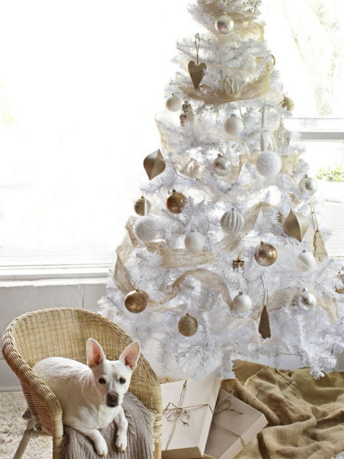 weihnachtsdekoration ideen christbaum weiße girlanden weihnachtskugeln gold jutesäcke