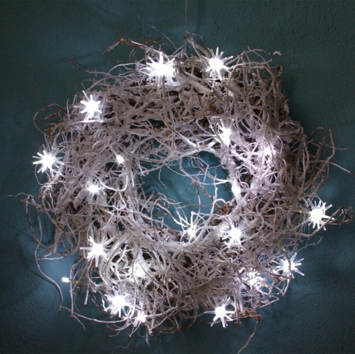 weihnachtsdekoration ideen weihnachtskranz diy lichterkette schneekristalle baumzweige