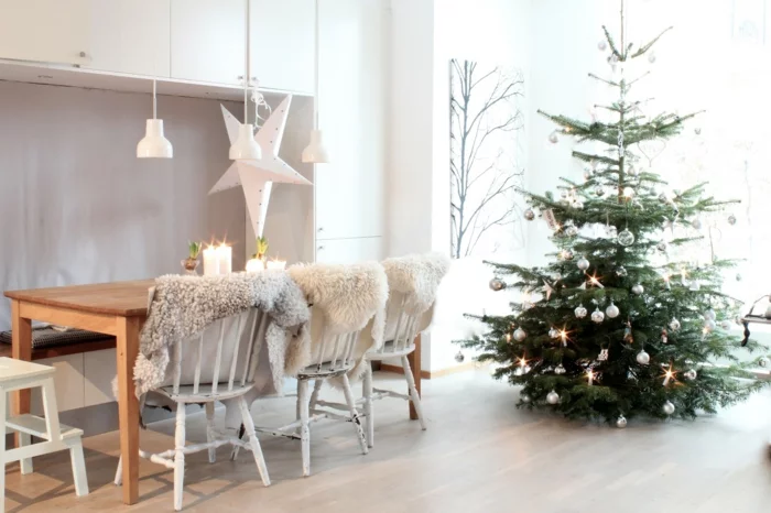 weihnachtsschmuck skandinavischer stil weihnachtsbaum esstisch pendelleuchten
