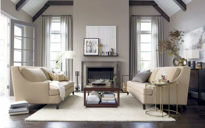 wohnzimmer landhausstil elegante sofas weißer teppich luftige gardinen