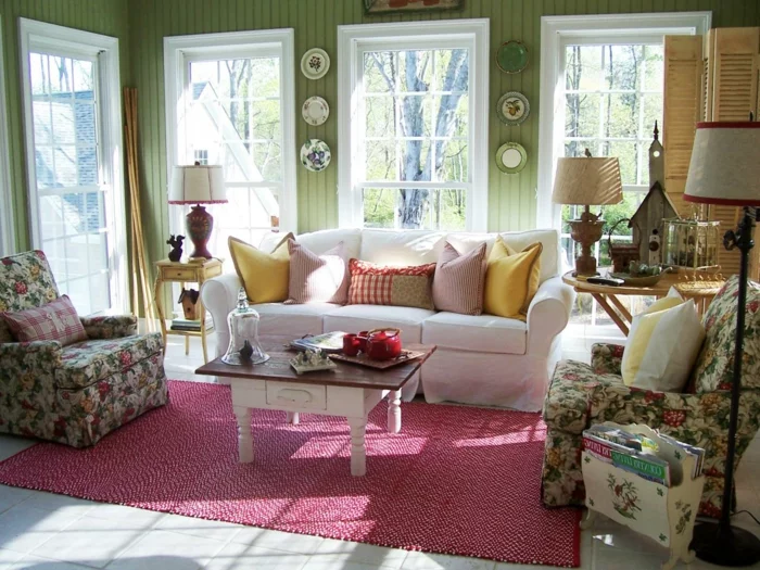 wohnzimmer landhausstil farbiger teppich dekokissen antique