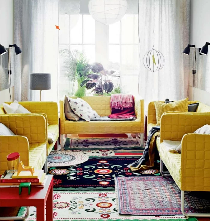 wohnzimmer landhausstil gelbe möbel farbige teppiche luftige gardinen