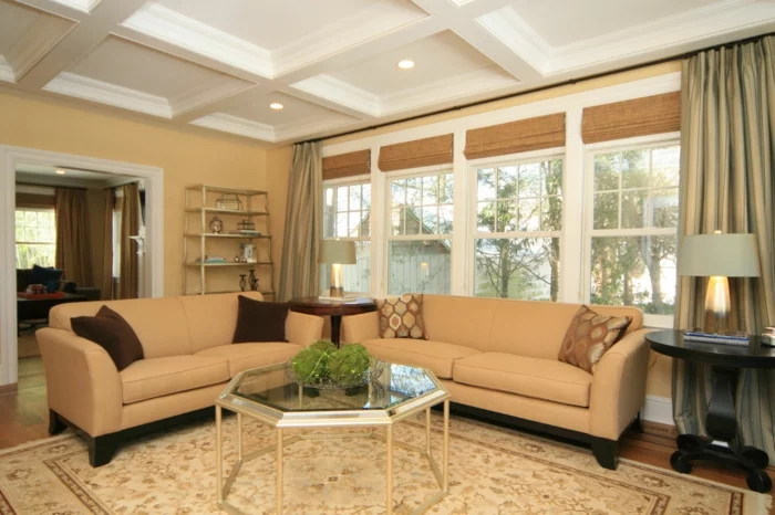 wohnzimmer ideen beige wandfarbe vintage couchtisch sofas streifengardinen