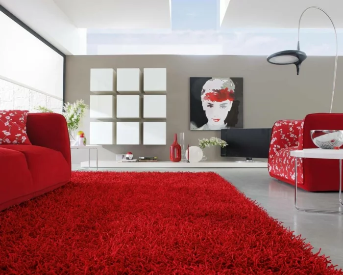 wohnzimmer streichen ideen beige wände roter teppich rote akzente