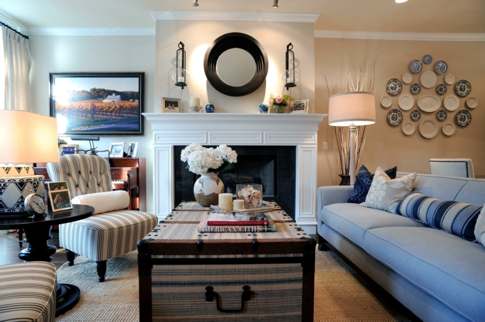 wohnzimmer streichen ideen beige wände sisalteppich blaues sofa kamin