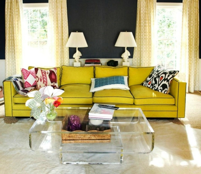 wohnzimmer streichen ideen dunkelgraue wandfarbe gelbes sofa glastisch