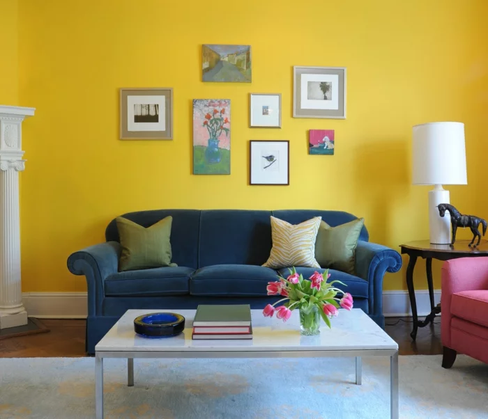 farbgestaltung wohnzimmer gelbes wohnzimmer farbige wohnzimmermöbel weißer teppich