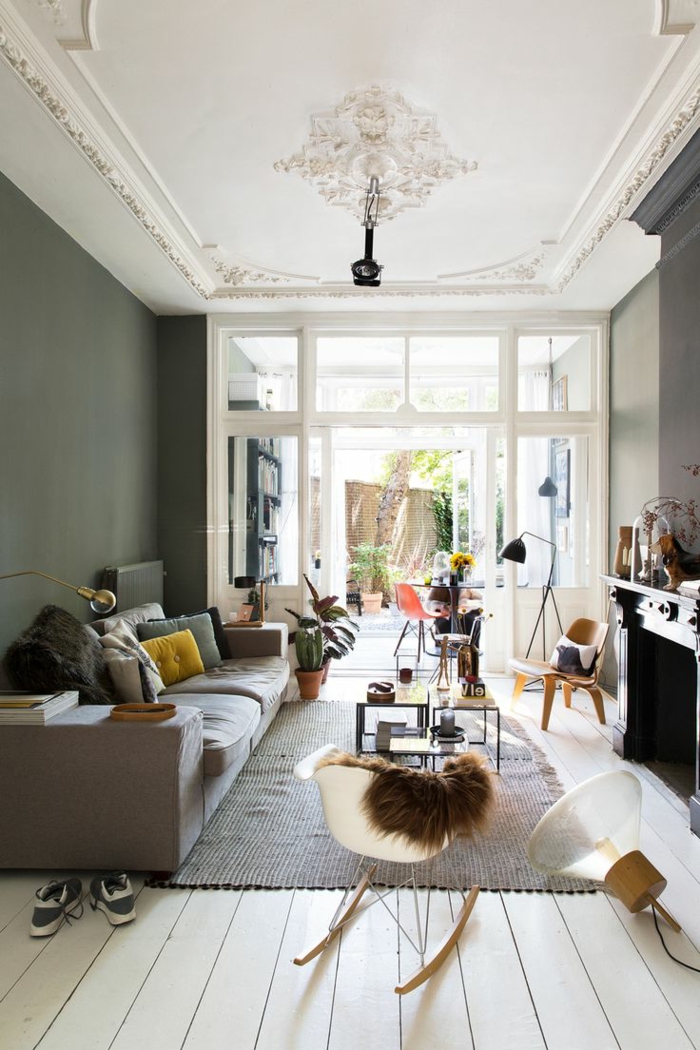 farbgestaltung wohnzimmer graue wände schaukelstuhl teppich pflanzen