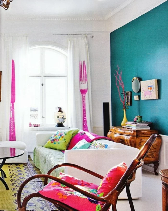 wohnzimmer streichen ideen grüne akzentwand farbige akzente teppich