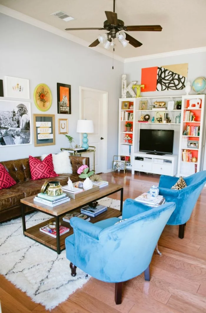 wohnzimmer streichen ideen helle wände blaue sessel vintage teppich wohnwand