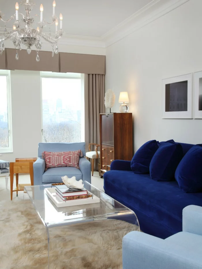 wohnzimmer streichen ideen helle wände blaues sofa kronleuchter teppich