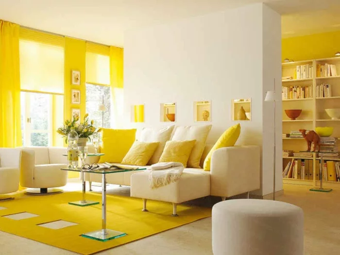 wohnzimmer streichen ideen helle wände gelbe akzente hocker
