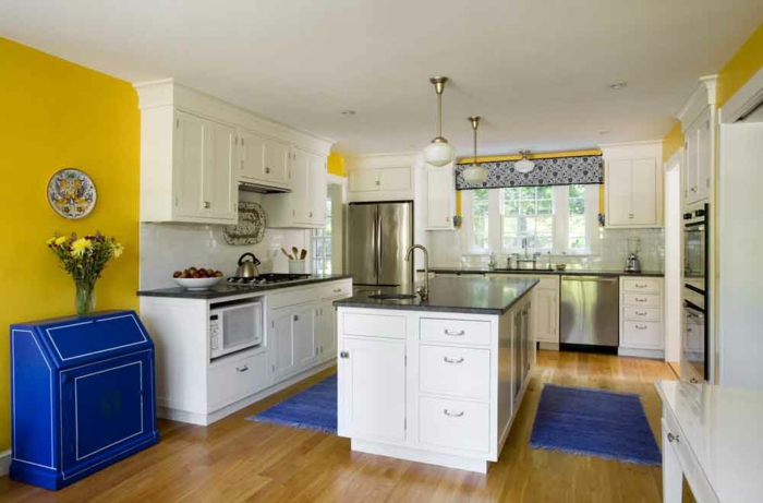 wandfarbe küche wände streichen ideen küche gelbe wandfarbe blauer teppich blaue kommode
