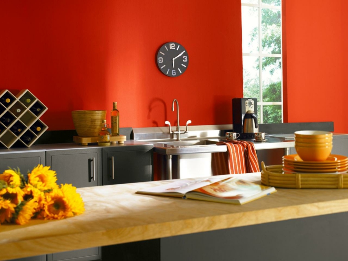wandfarbe küche wände streichen ideen küche rot blumen weinregal