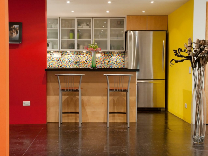 wände streichen ideen küche rot gelb küchenrückwand mosaikfliesen